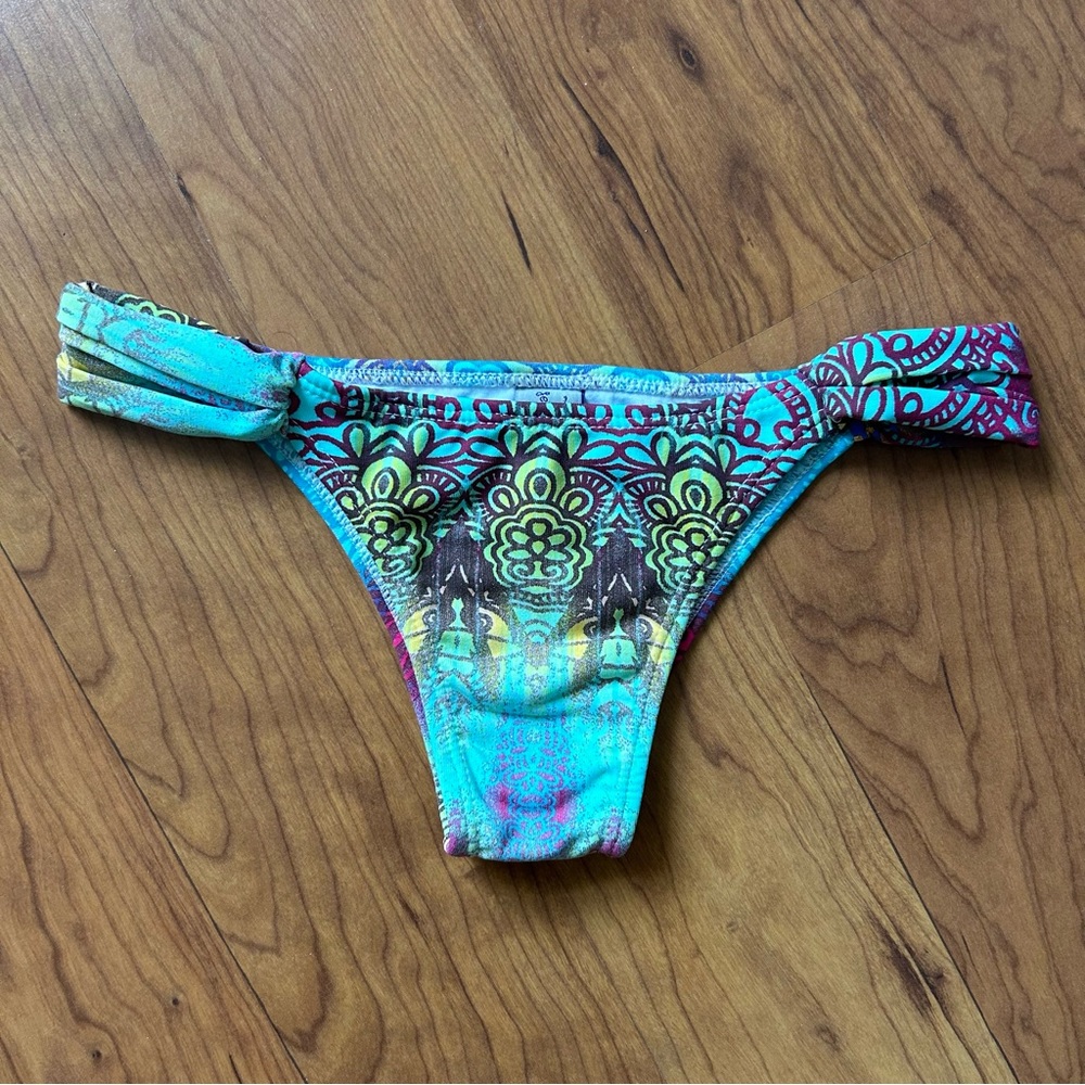 NWT Geko Brasil Bikinis Ruched Bikini Bottom, Multi